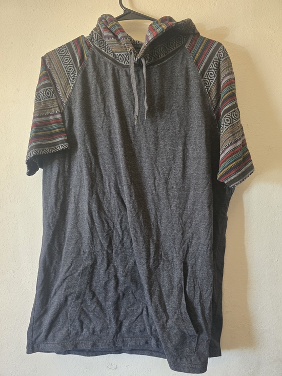 Beautiful Giant Other - Men's Charcoal Short-Sleeve Hooded Shirt with Multicolor Patterned Sleeves